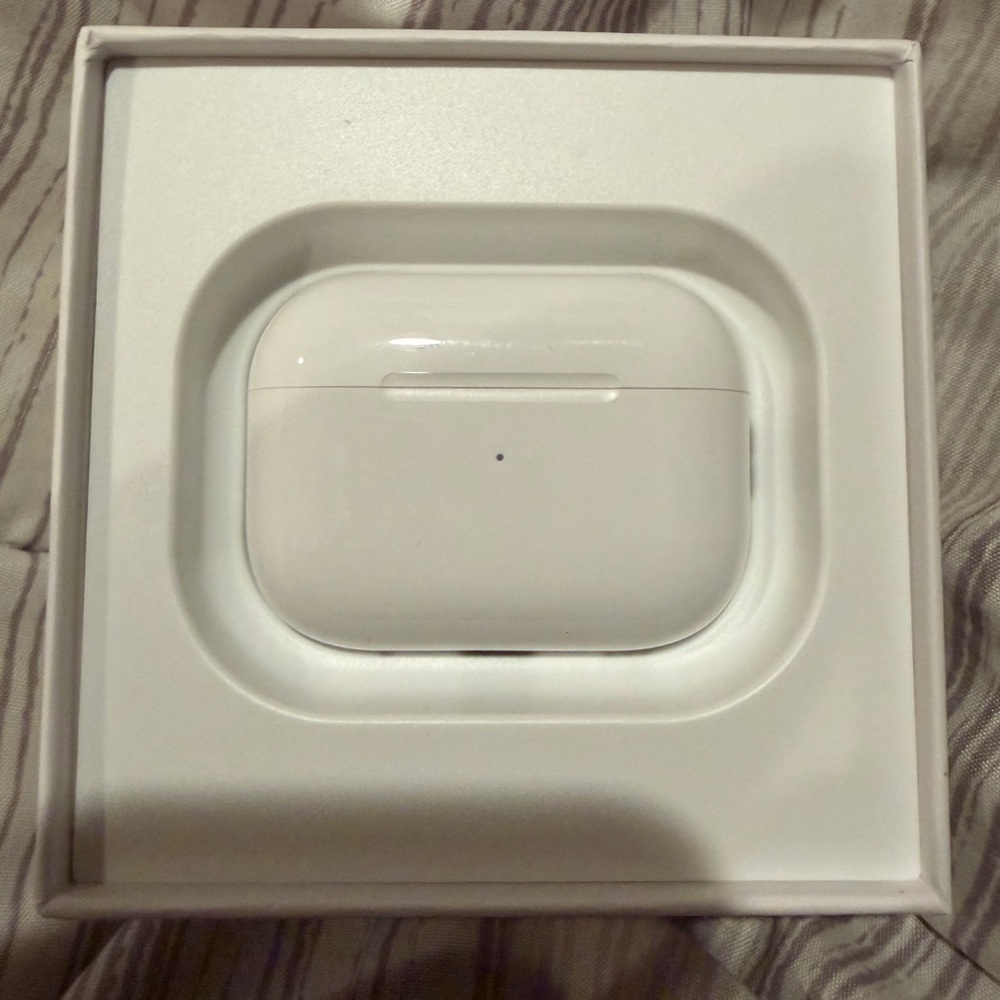 Apple AirPods Pro with MagSafe Charging Case